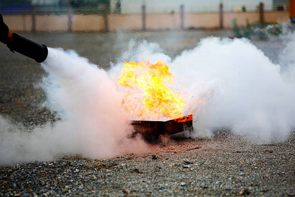 CD047 Extincteur en action M.jpg